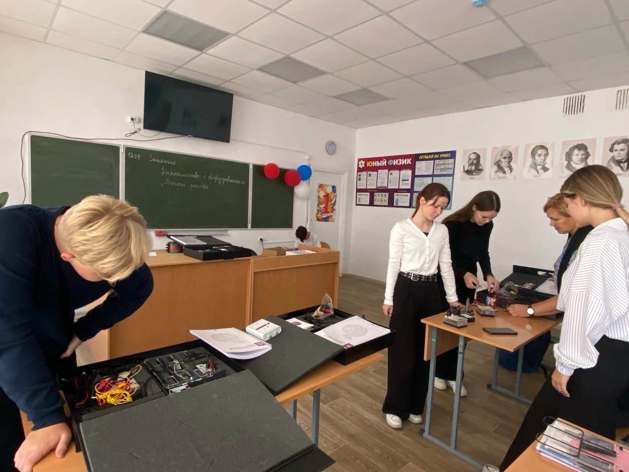 В физической лаборатории В физической лаборатории.